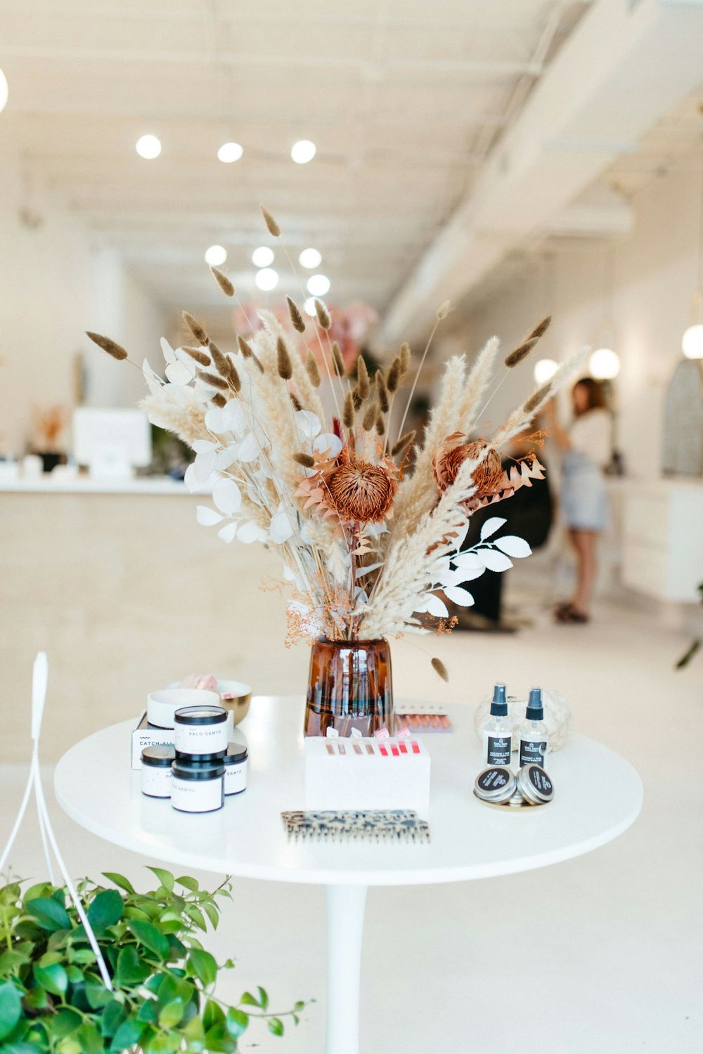 Salón de belleza luminoso con un arreglo de flores secas